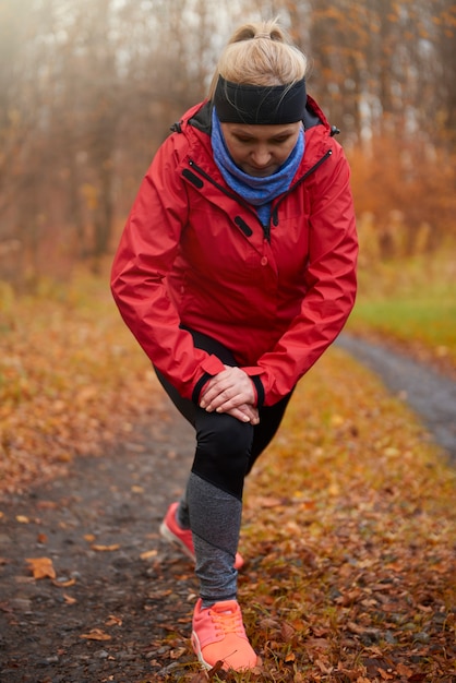 Mulher madura se alongando antes do exercício