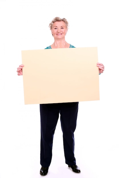 mulher madura, segurando cartaz em branco
