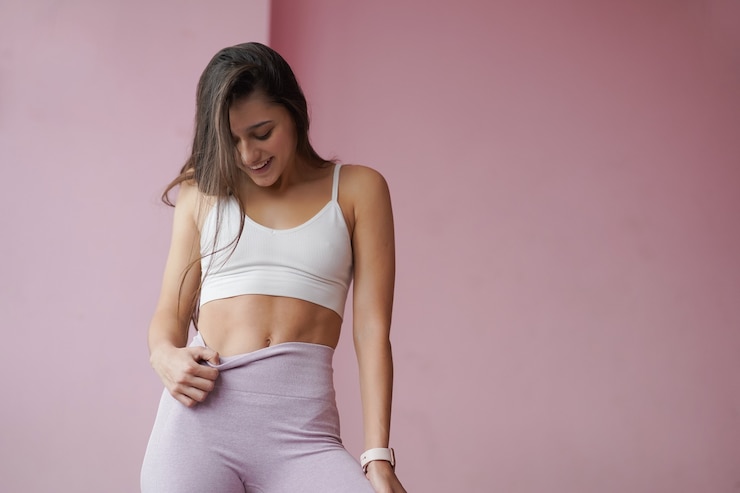 Foto grátis mulher magra e bonita posando vestida com roupas esportivas