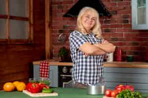 Foto grátis mulher mais velha de baixo ângulo na cozinha