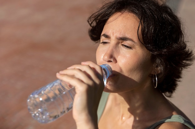 Mulher mais velha lutando com alta temperatura