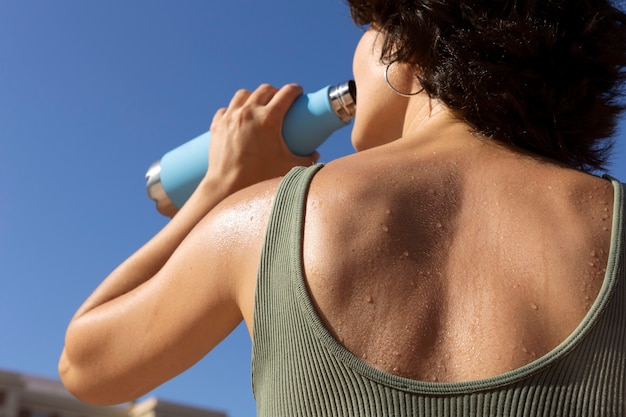 Mulher mais velha lutando com alta temperatura