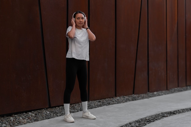 Foto grátis mulher malhando ao ar livre sozinha