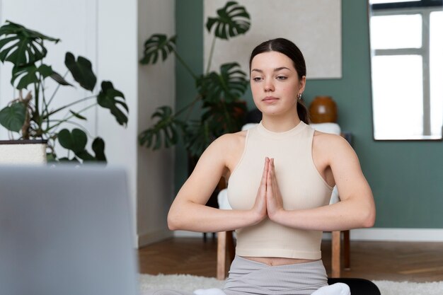 Mulher malhando depois de instrutor de fitness online