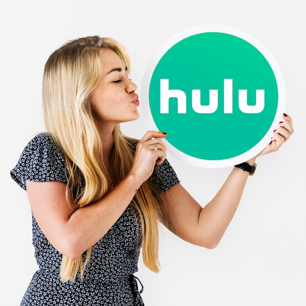 Mulher mandando um beijo para um ícone do Hulu