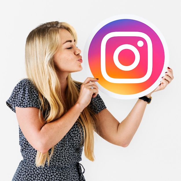 Foto grátis mulher mandando um beijo para um ícone do instagram