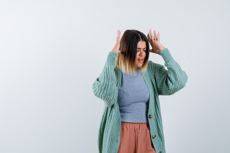 Foto grátis mulher mantendo as mãos levantadas perto da cabeça em roupas casuais e parecendo irritada, vista frontal.