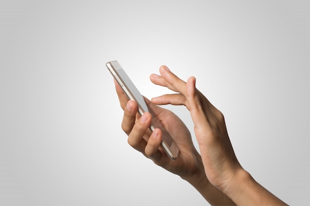 Mulher, mão, segurando, telefone, tela vazia, tela. copie o espaço. hand holding smartphone isolado no fundo branco.