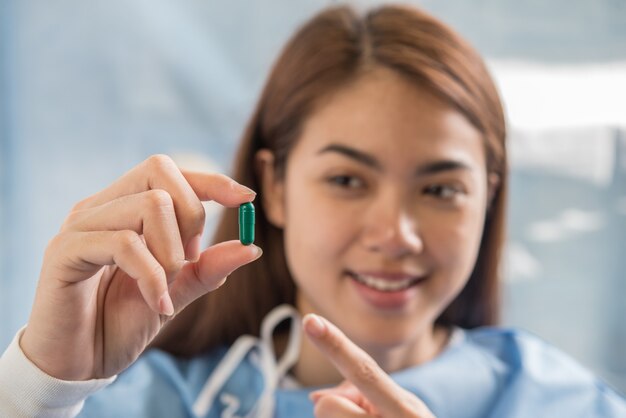 mulher mão segurando um comprimido tomar remédio de acordo com a ordem do médico