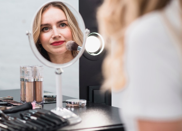 Foto grátis mulher, maquilagem aplicando, refletir, em, espelho