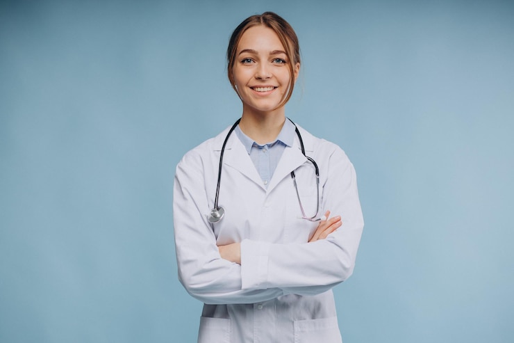 Foto grátis mulher médica vestindo jaleco com estetoscópio isolado