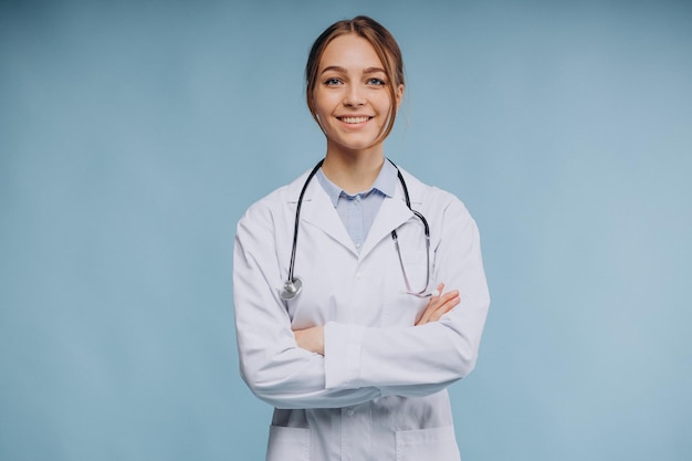 Mulher médica vestindo jaleco com estetoscópio isolado