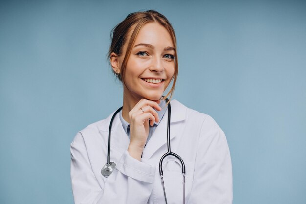 Mulher médica vestindo jaleco com estetoscópio isolado