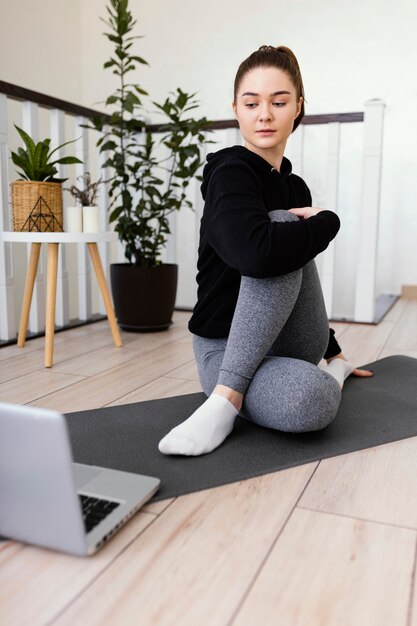 Mulher meditando dentro de casa