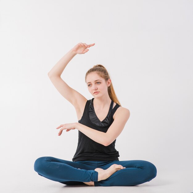 Mulher meditando em casa olhando para longe