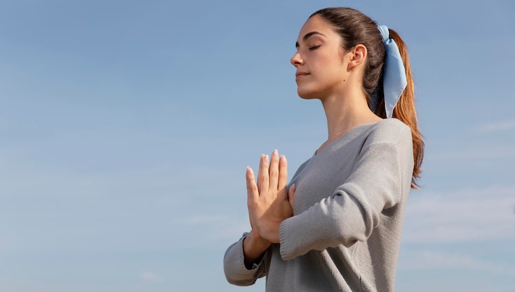 Foto grátis mulher meditando na natureza