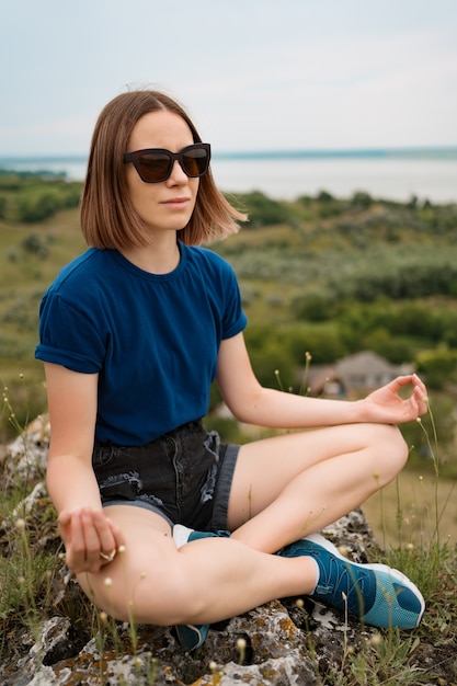 Mulher meditando relaxante sozinho.