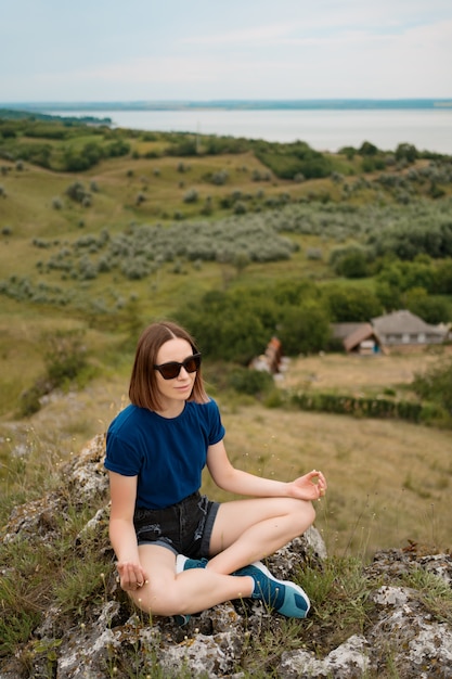 Foto grátis mulher meditando relaxante sozinho.