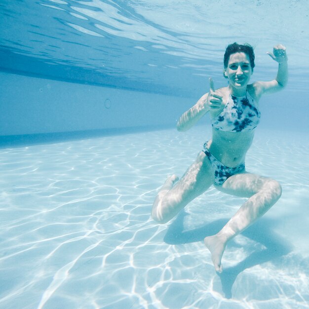 Mulher mergulhando na piscina