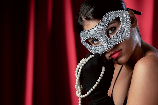 Mulher misteriosa com máscara de carnaval