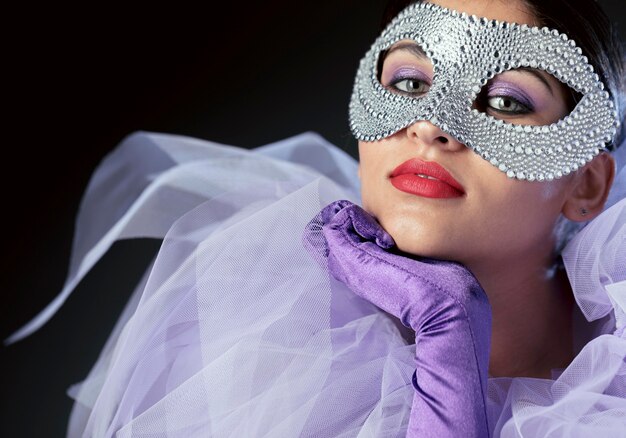 Mulher misteriosa com máscara de carnaval