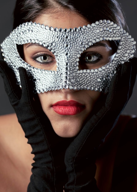 Mulher misteriosa com máscara de carnaval