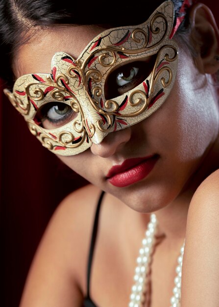 Mulher misteriosa com máscara de carnaval