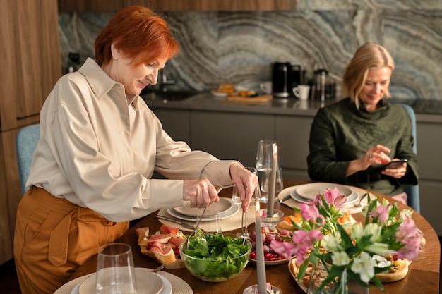 Foto grátis mulher misturando salada de tiro médio