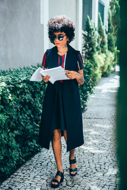 Mulher moderna andando na rua