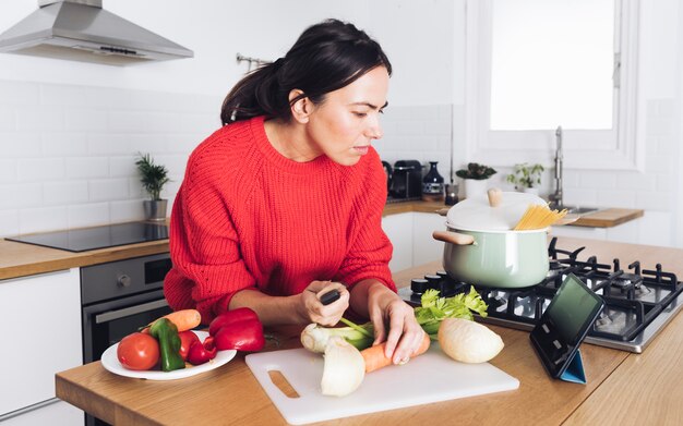 Mulher moderna cozinhar