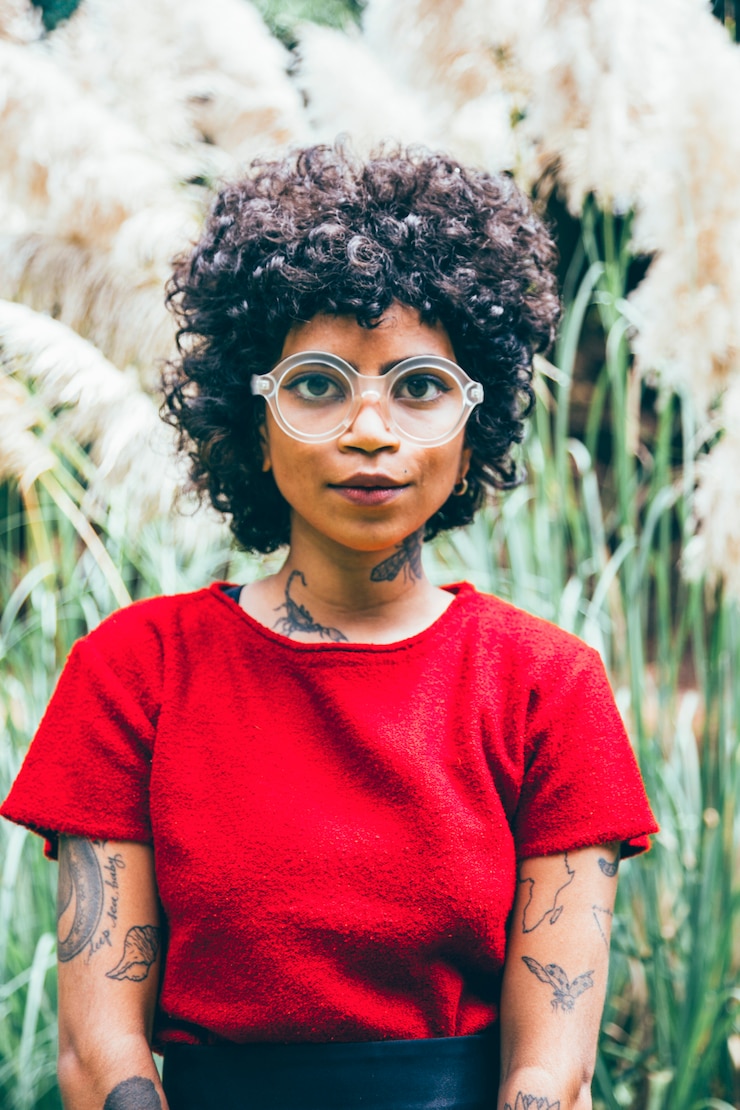 Foto grátis mulher moderna em um parque