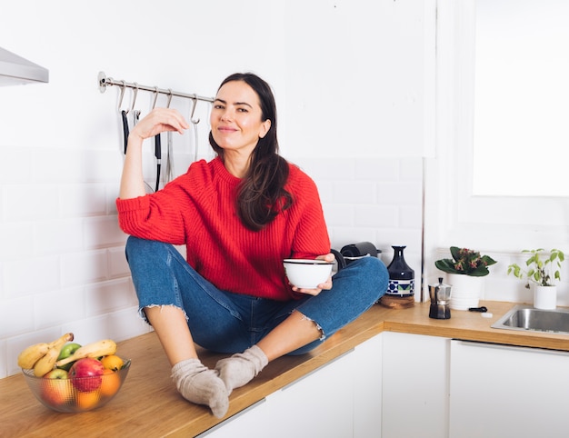 Mulher moderna na cozinha