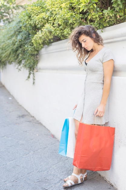 Foto grátis mulher moderna posando com sacos de compras