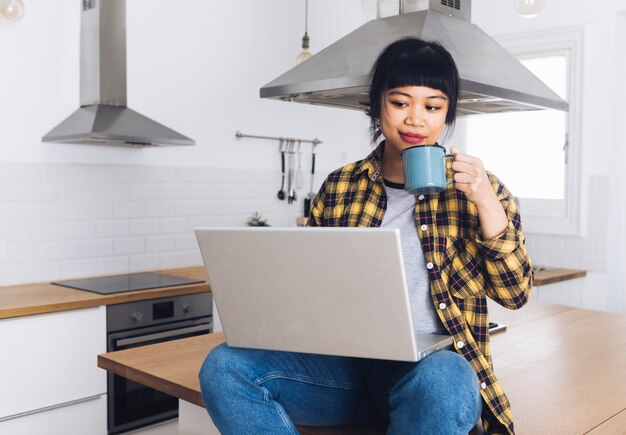 Mulher moderna, usando computador portátil