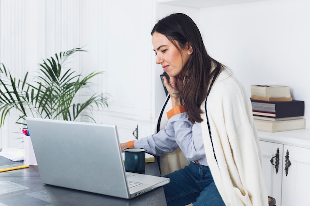 Mulher moderna, usando computador portátil