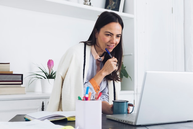 Mulher moderna, usando computador portátil