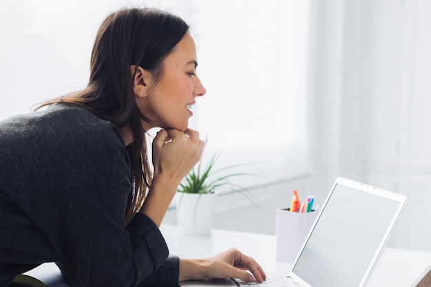 Foto grátis mulher moderna, usando computador portátil