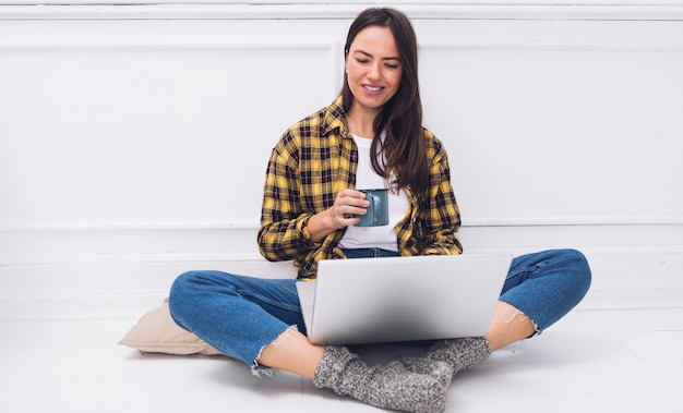 Foto grátis mulher moderna, usando computador portátil