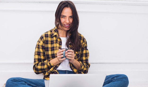 Foto grátis mulher moderna, usando computador portátil