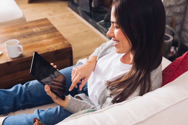 Foto grátis mulher moderna usando tablet