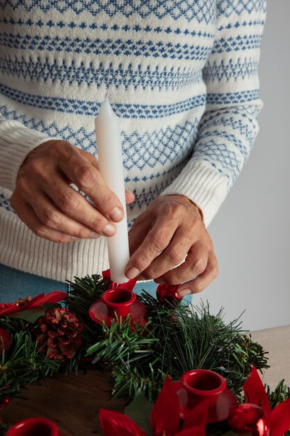 Mulher montando uma coroa de flores com tema de férias