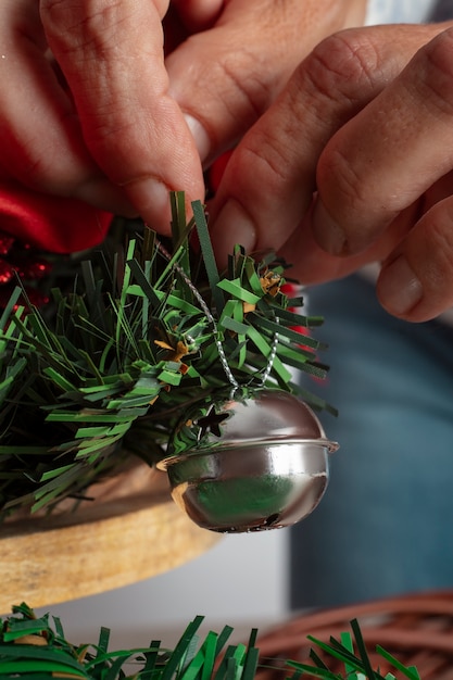 Foto grátis mulher montando uma coroa de flores com tema de férias