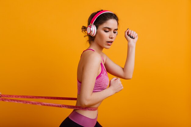 Mulher morena dançando enquanto faz zumba