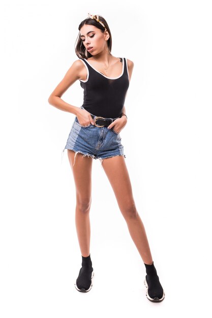 Mulher morena de cabelos compridos verão em suma azul jeans e camisa preta isolado