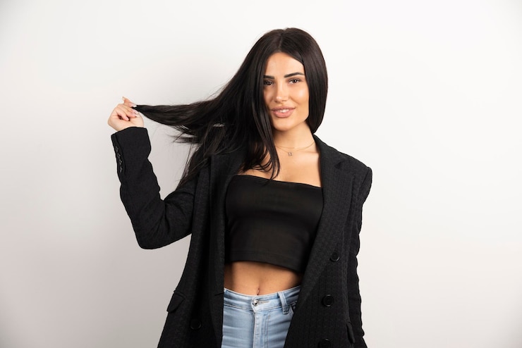 Foto grátis mulher morena de top preto brincando com seu cabelo. foto de alta qualidade
