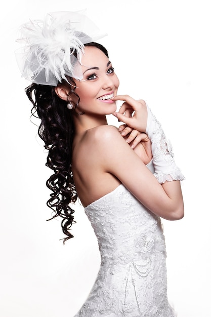 Foto grátis mulher morena feliz noiva linda sexy vestido de noiva branco com penteado e maquiagem brilhante