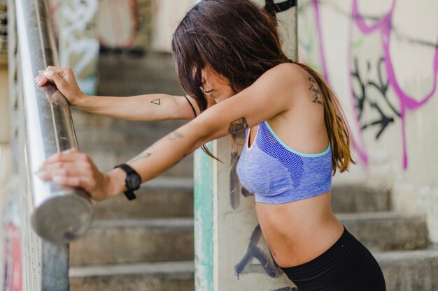 Mulher morena relaxante apoiada em parapeito