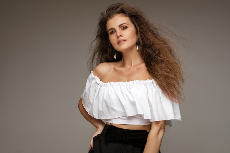 Foto grátis mulher morena vestindo blusa branca e saia preta