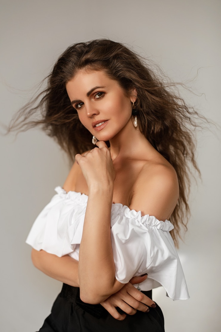 Foto grátis mulher morena vestindo blusa branca e saia preta