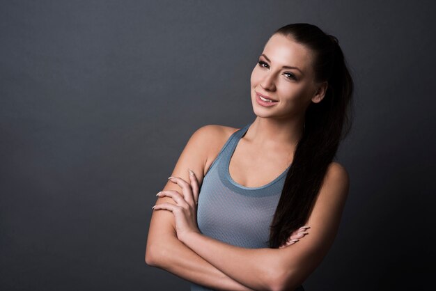 Mulher morena vestindo roupas esportivas